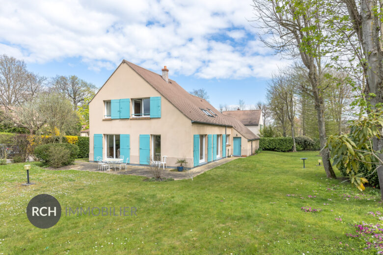Photos du bien : Montfort l’Amaury Centre – Maison familiale avec très beau jardin