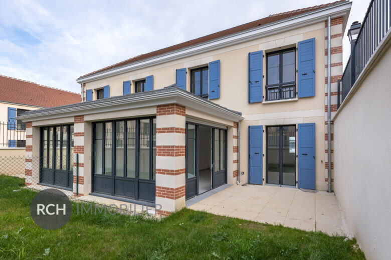 Photos du bien : Montfort-l’Amaury – Maison de ville avec jardinet et terrasse dans un secteur recherché