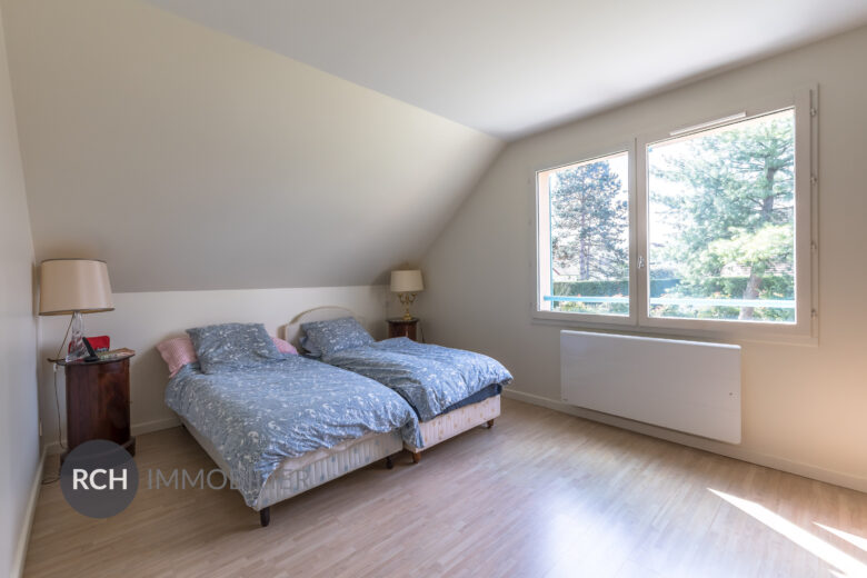 Photos du bien : Montfort l’Amaury Centre – Maison familiale avec très beau jardin