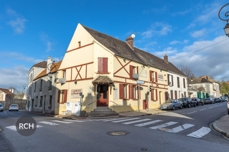 Photos du bien : Neauphle-le-Château – Ensemble immobilier avec local commercial au coeur du village