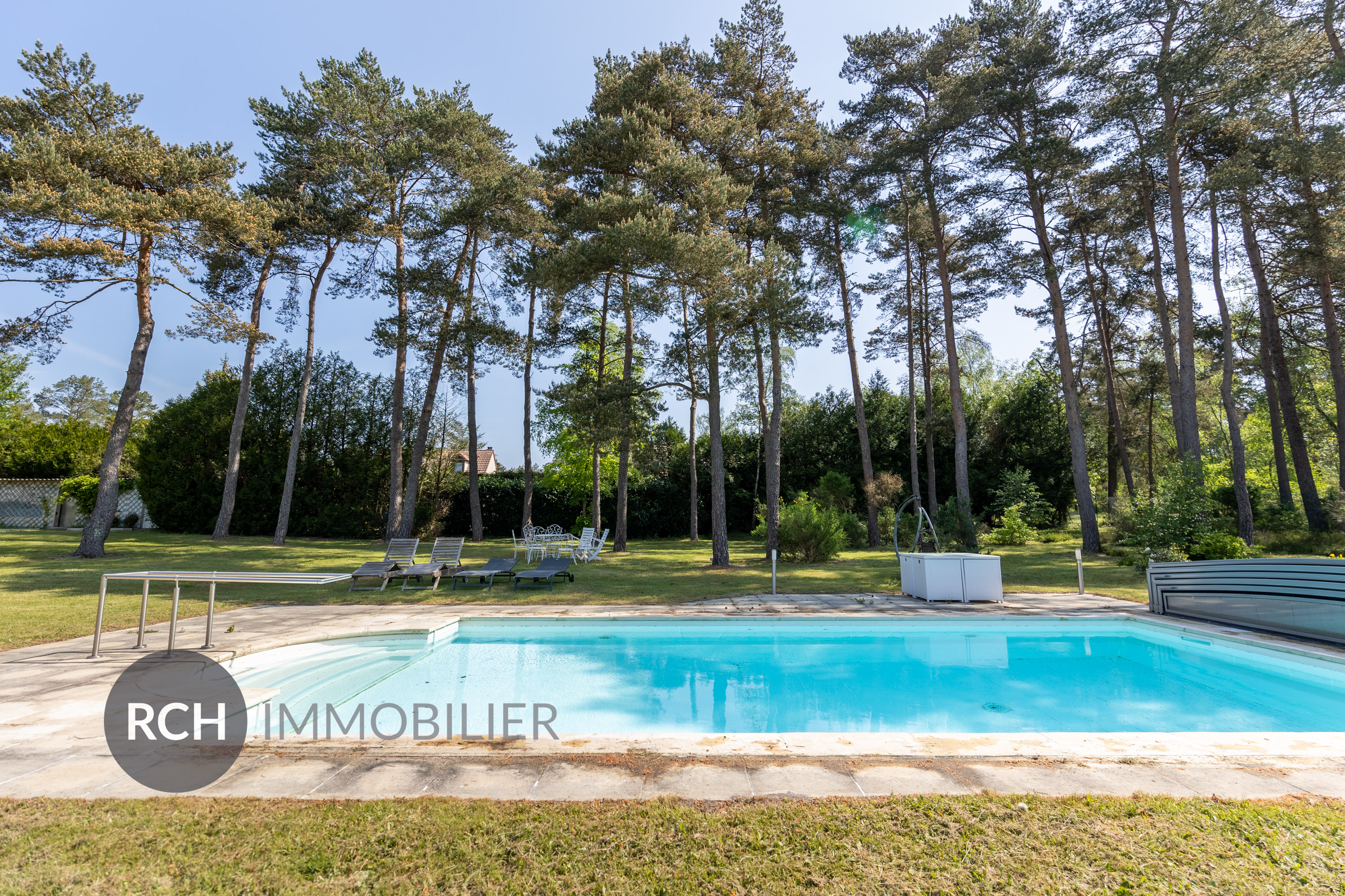 Photos du bien : Poigny-la-Forêt – Maison contemporaine avec piscine chauffée au coeur de la forêt