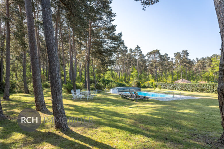 Photos du bien : Poigny-la-Forêt – Maison contemporaine en lisière de foret avec piscine chauffée