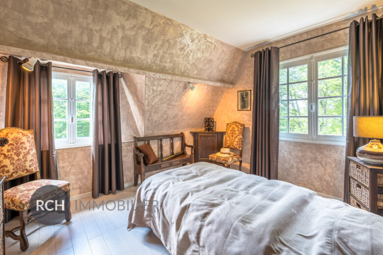 Photos du bien : Neauphle-le-Château – Belle maison de caractère idéalement située avec grand terrain arboré