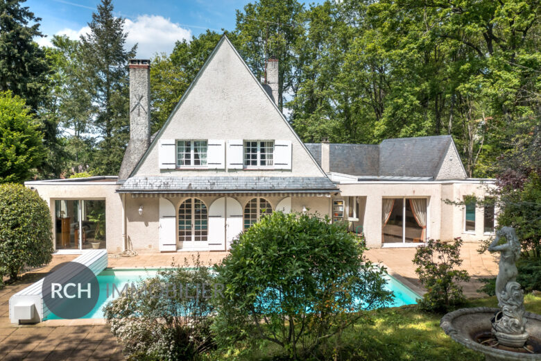 Photos du bien : Neauphle-le-Château – Belle maison de caractère idéalement située avec grand terrain arboré