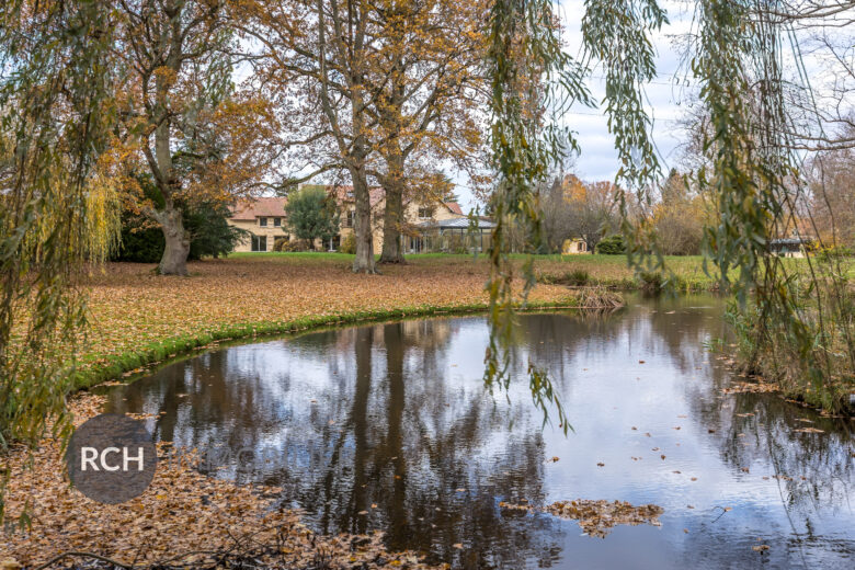 Photos du bien : Adainville – Propriété ancienne entièrement rénovée avec piscine intérieure sur parc avec étangs