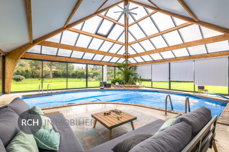 Photos du bien : Jouars-Pontchartrain – Maison d’architecte avec piscine chauffée couverte dans un domaine privé