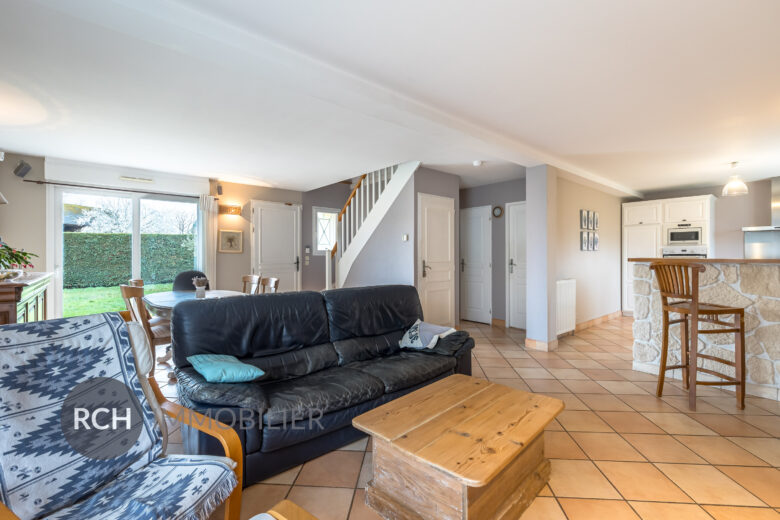 Photos du bien : Galluis – Maison familiale avec sous-sol total sur un beau terrain plat