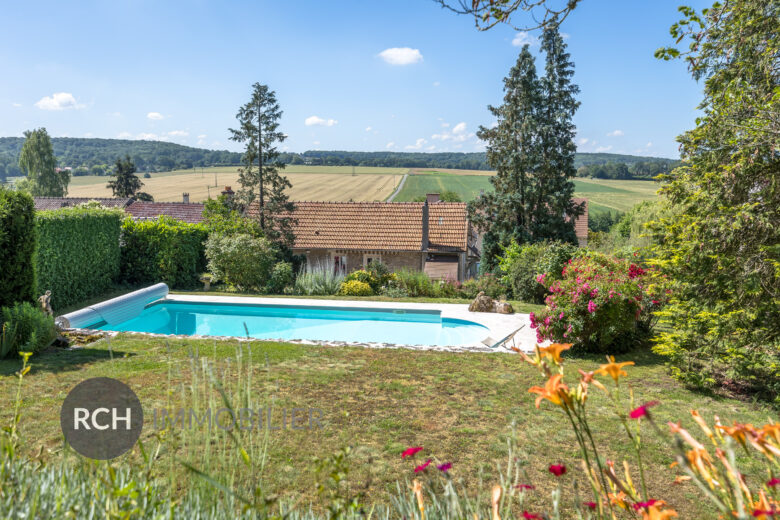 Photos du bien : Jouars-Pontchartrain – Maison ancienne avec piscine et vue dégagée