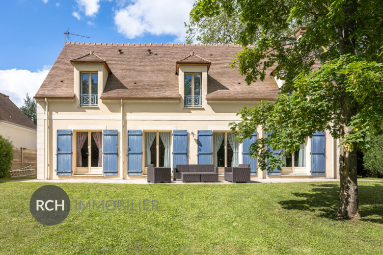 Photos du bien : Montfort-l’Amaury – Maison familiale avec commerces à pied