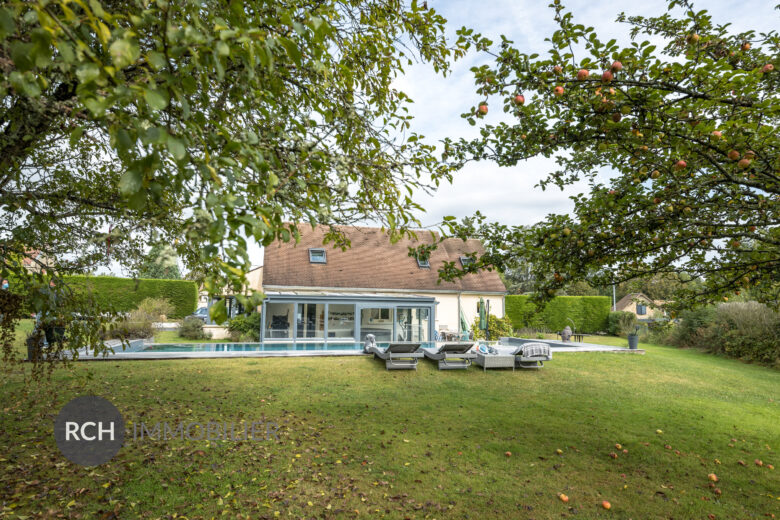 Photos du bien : Grosrouvre – Jolie maison avec piscine à débordement