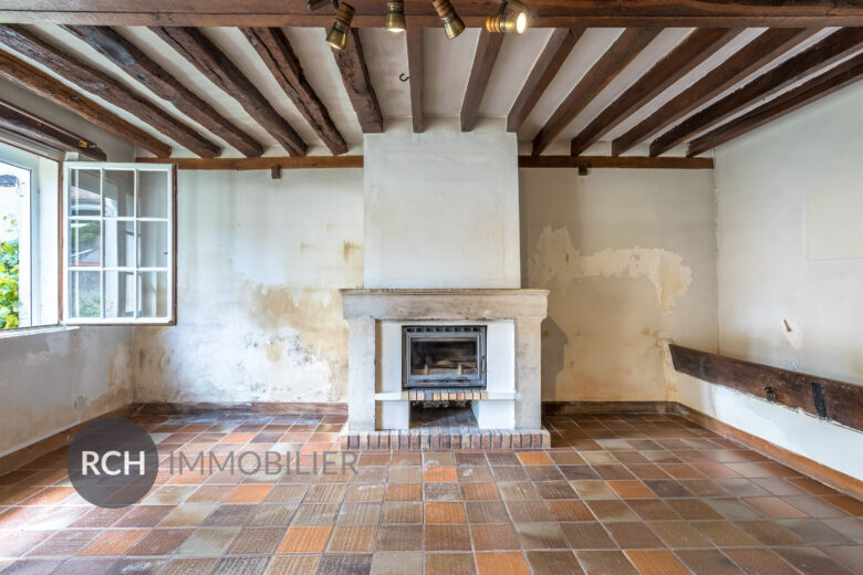 Photos du bien : Le-Tremblay-sur-Mauldre – Maison ancienne avec grange à rénover sur un terrain clos de murs