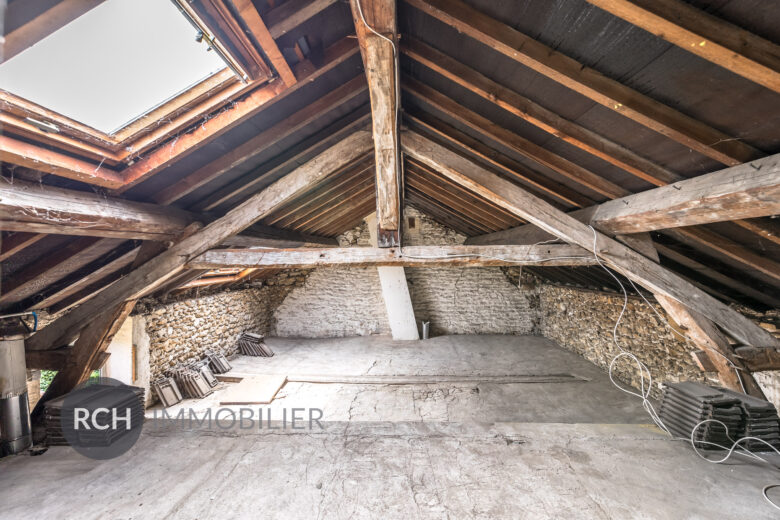 Photos du bien : Le-Tremblay-sur-Mauldre – Maison ancienne avec grange à rénover sur un terrain clos de murs