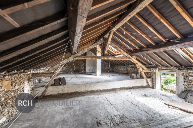 Photos du bien : Le-Tremblay-sur-Mauldre – Maison ancienne avec grange à rénover sur un terrain clos de murs