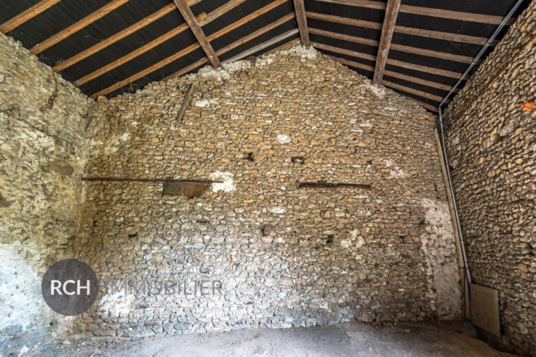 Photos du bien : Le-Tremblay-sur-Mauldre – Maison ancienne avec grange à rénover sur un terrain clos de murs