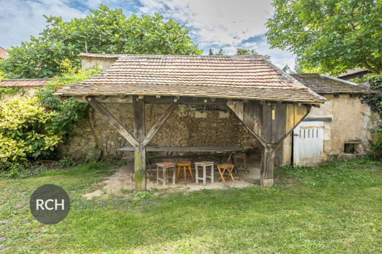 Photos du bien : Le-Tremblay-sur-Mauldre – Maison ancienne avec grange à rénover sur un terrain clos de murs