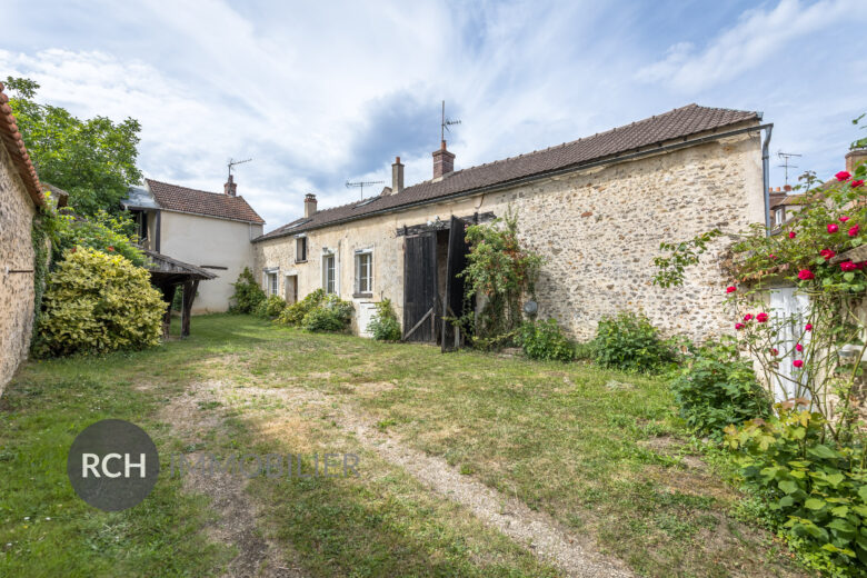 Photos du bien : Le-Tremblay-sur-Mauldre – Maison ancienne avec grange à rénover sur un terrain clos de murs