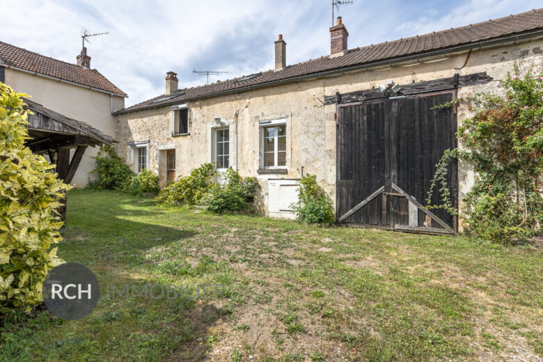 Photos du bien : Le-Tremblay-sur-Mauldre – Maison ancienne avec grange à rénover sur un terrain clos de murs