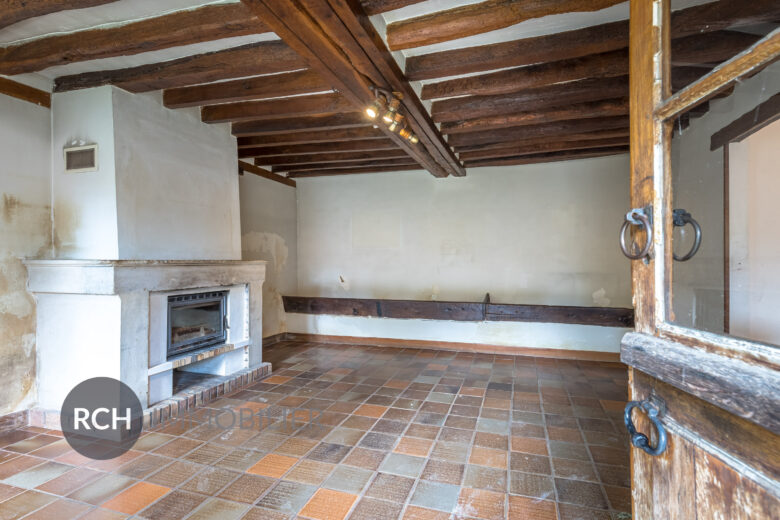 Photos du bien : Le-Tremblay-sur-Mauldre – Maison ancienne avec grange à rénover sur un terrain clos de murs