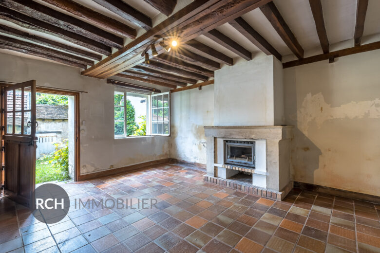 Photos du bien : Le-Tremblay-sur-Mauldre – Maison ancienne avec grange à rénover sur un terrain clos de murs