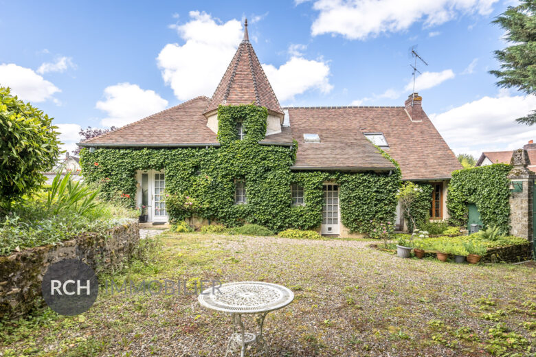 Photos du bien : Centre Montfort-l’Amaury – Maison familiale sur un terrain arboré