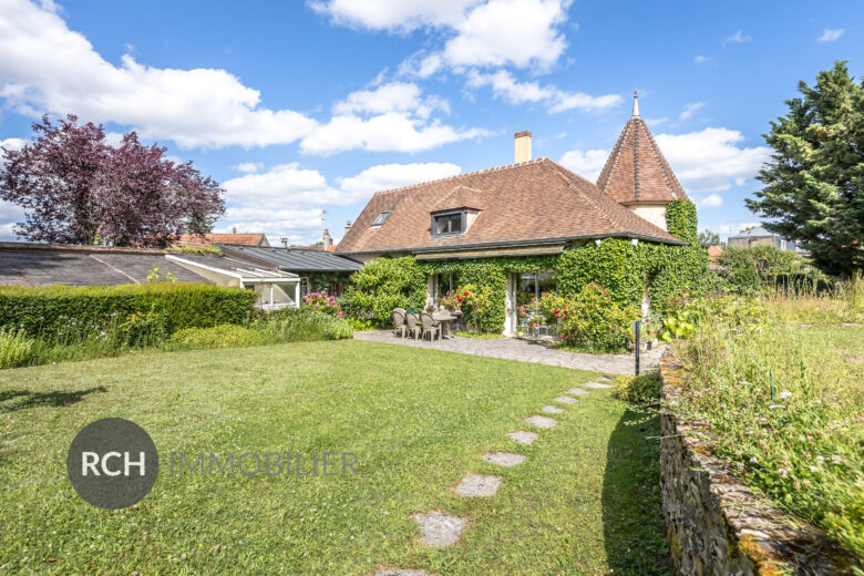 Photos du bien : Centre Montfort-l’Amaury – Maison familiale sur un terrain arboré