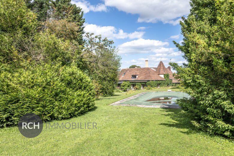 Photos du bien : Centre Montfort-l’Amaury – Maison familiale sur un terrain arboré