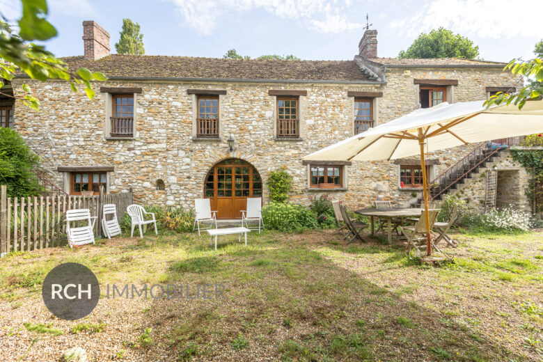 Photos du bien : Hargeville – Grande bâtisse ancienne avec piscine nichée sur un terrain clos