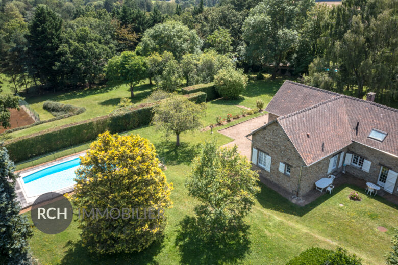 Photos du bien : La Hauteville – Belle propriété familiale avec piscine, tennis et dépendance