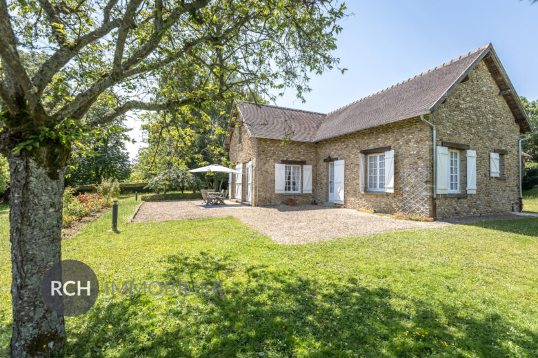 Photos du bien : La Hauteville – Belle propriété familiale avec piscine, tennis et dépendance