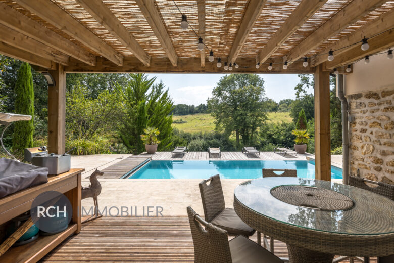 Photos du bien : Centre historique de Montfort-l’Amaury – Maison familiale avec environnement unique et vue dégagée