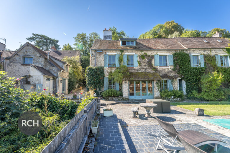 Photos du bien : Propriété unique avec piscine et dépendances dans le centre historique de Montfort L’Amaury