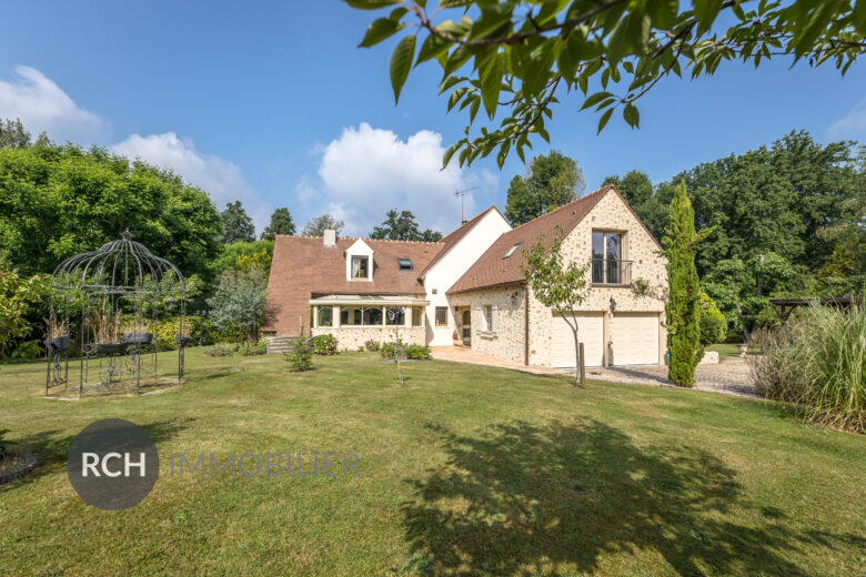 Photos du bien : Saint-Rémy-l’Honoré – Maison familiale avec piscine et terrain arboré