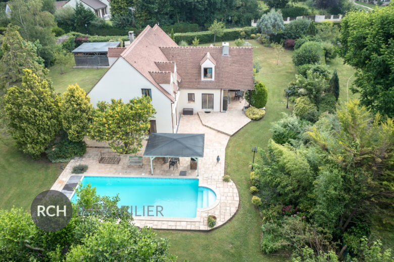 Photos du bien : Saint-Rémy-l’Honoré – Maison familiale avec piscine et terrain arboré