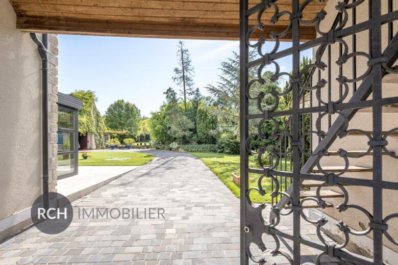 Photos du bien : Gambais – Propriété ancienne sur jardin arboré avec piscine chauffée