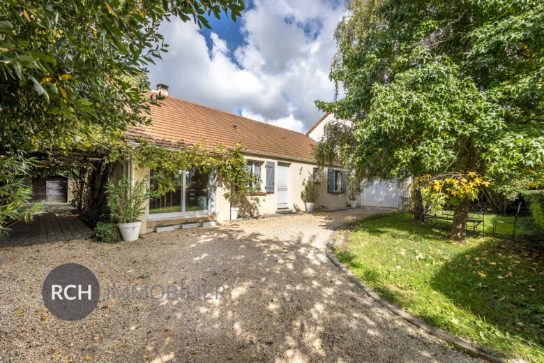 Photos du bien : Saulx-Marchais  –  Maison familiale sans vis-à-vis avec jardin clos et arboré