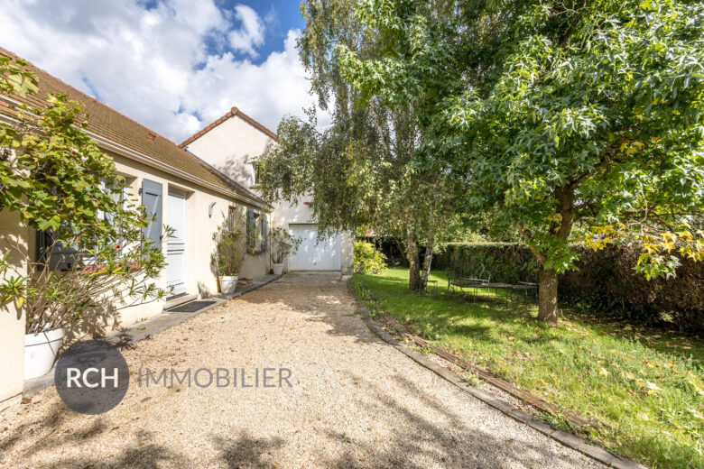 Photos du bien : Saulx-Marchais  –  Maison familiale sans vis-à-vis avec jardin clos et arboré