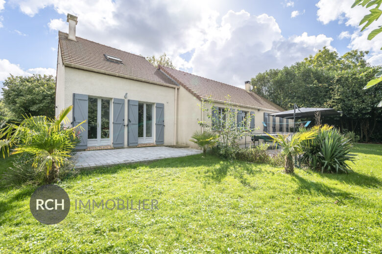 Photos du bien : Saulx-Marchais  –  Maison familiale sans vis-à-vis avec jardin clos et arboré