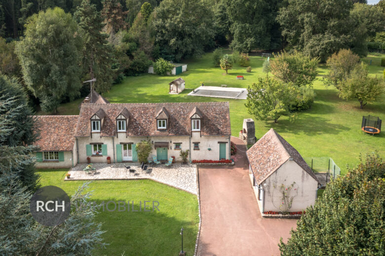 Photos du bien : Exclusivité – Saint-Rémy-L’Honoré – Grande propriété avec piscine et tennis dans un cadre privilégié