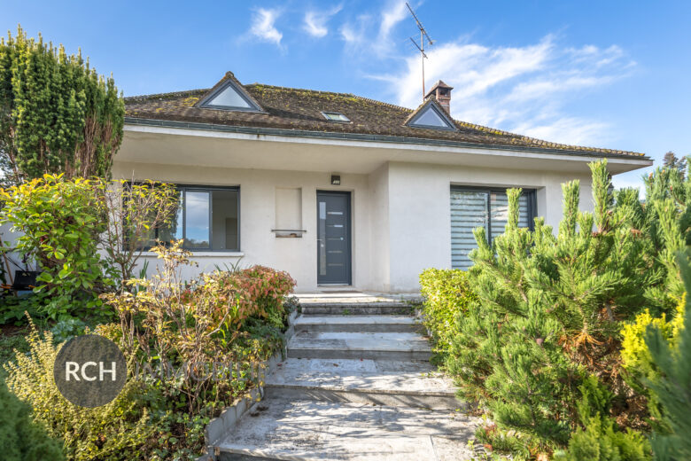 Photos du bien : Saint-Léger-en-Yvelines  – Maison familiale au coeur de village avec commerces