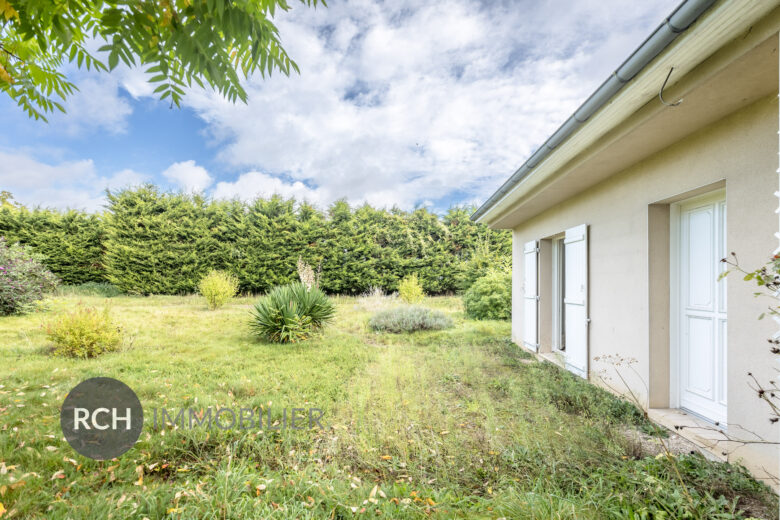 Photos du bien : Civry-la-Forêt – Maison lumineuse avec bel espace extérieur arboré et clos