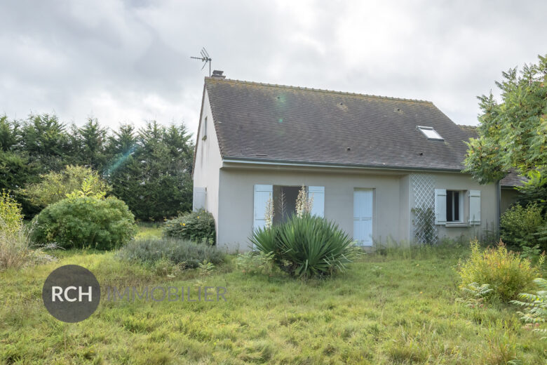 Photos du bien : Civry-la-Forêt – Maison lumineuse avec bel espace extérieur arboré et clos