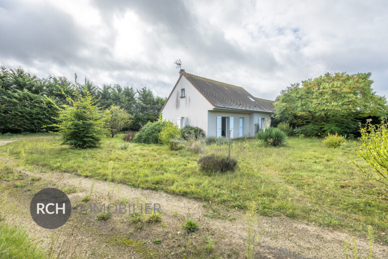 Photos du bien : Civry-la-Forêt – Maison lumineuse avec bel espace extérieur arboré et clos