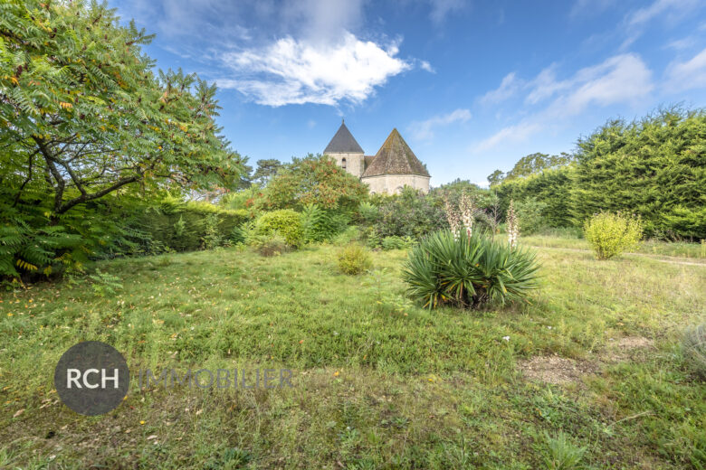 Photos du bien : Civry-la-Forêt – Maison lumineuse avec bel espace extérieur arboré et clos