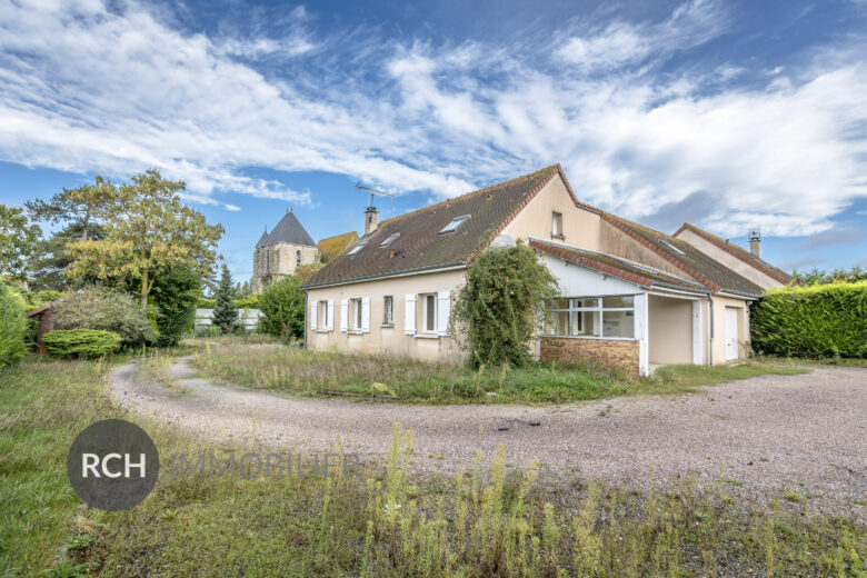 Photos du bien : Civry-la-Forêt – Maison avec piscine dans un environnement privilégié