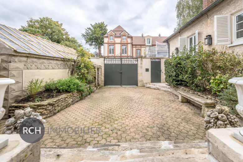 Photos du bien : Location – Maison de Maître meublée au coeur historique du village de Montfort-l’Amaury