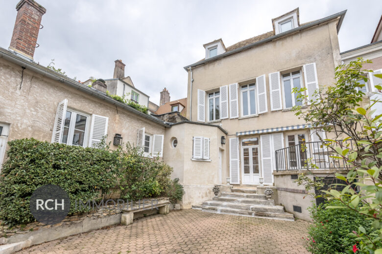 Photos du bien : Location – Maison de Maître meublée au coeur historique du village de Montfort-l’Amaury