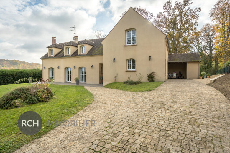 Photos du bien : Grosrouvre – Maison contemporaine sur un beau terrain arboré