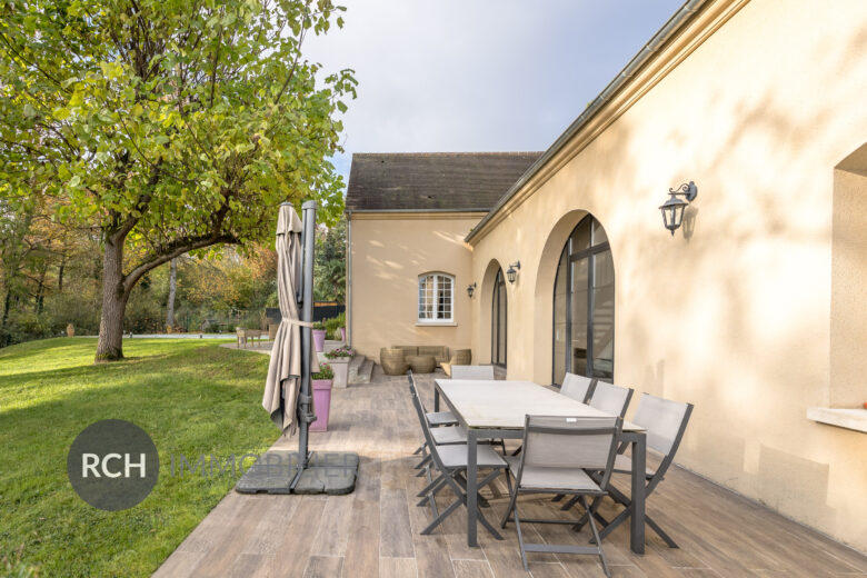 Photos du bien : Grosrouvre – Maison contemporaine sur un beau terrain arboré