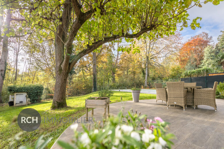 Photos du bien : Grosrouvre – Maison contemporaine sur un beau terrain arboré