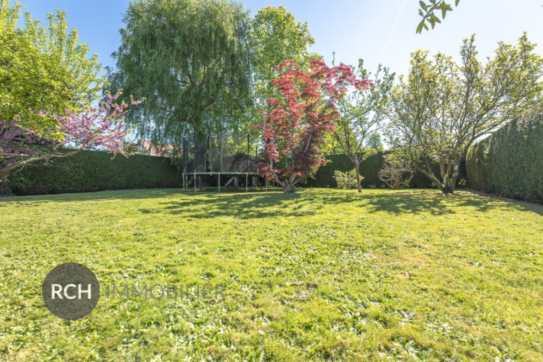 Photos du bien : Gambais – Maison familiale en coeur de village avec joli jardin arboré